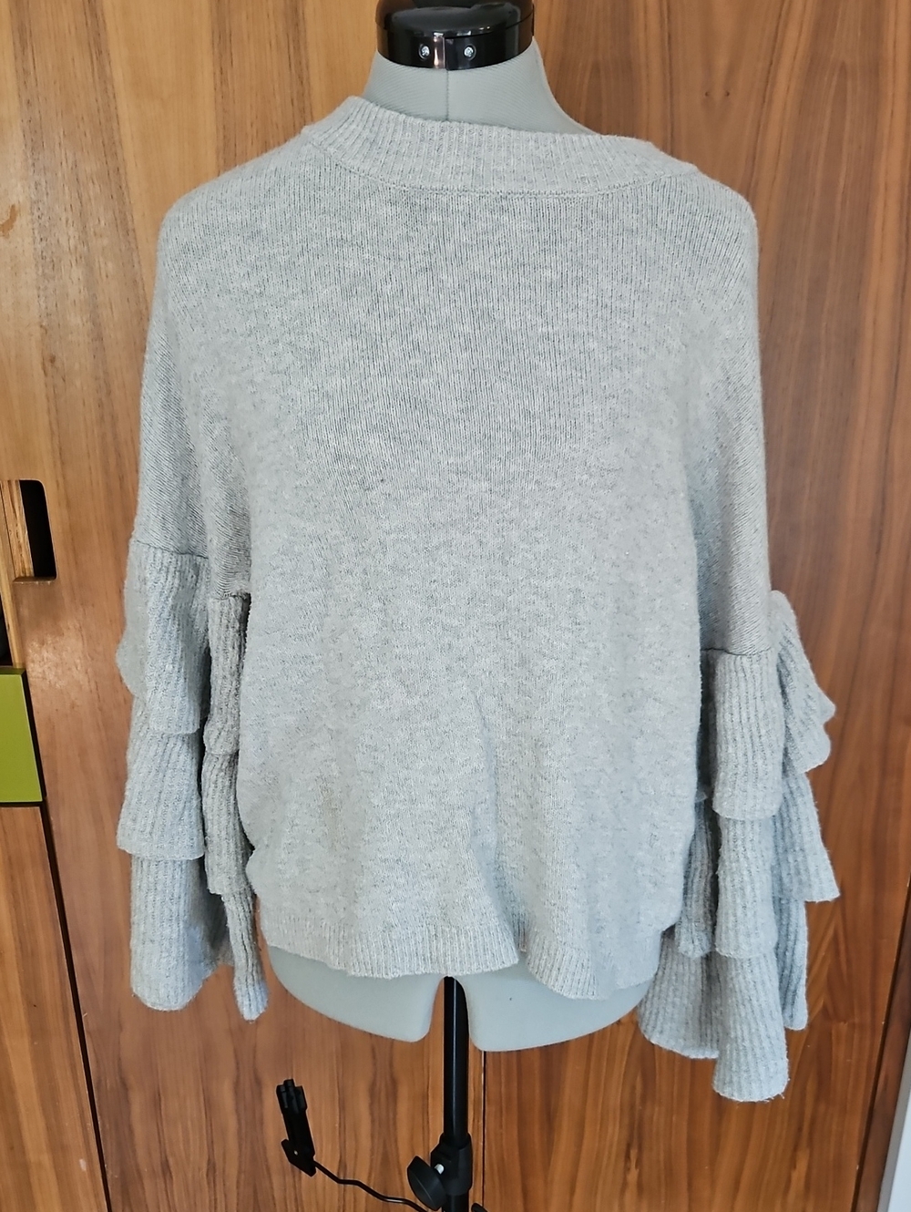 Who What Wear Light Gray Ruffle Sleeve Crewneck Sweater